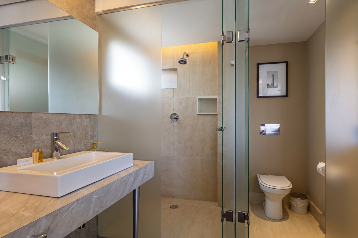 Apartamento Cama King e Cama de Solteiro Banheiro